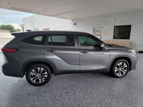 Used 2023 Toyota Highlander XLE FWD image 6