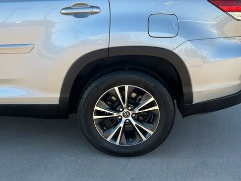 Used 2019 Toyota Highlander Plus w/ Carpet Mat Package (TMS) FWD image 21