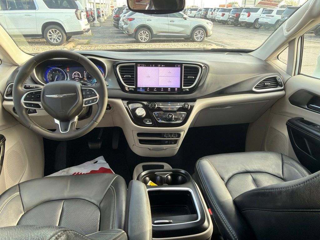 Used 2022 Chrysler Pacifica Touring-L FWD image 17