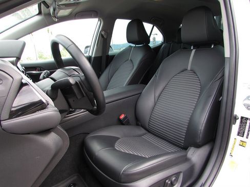 Used 2023 Toyota Camry SE FWD image 9