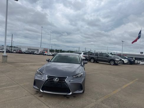 Used 2017 Lexus IS 200t w/ Premium Package RWD image 6