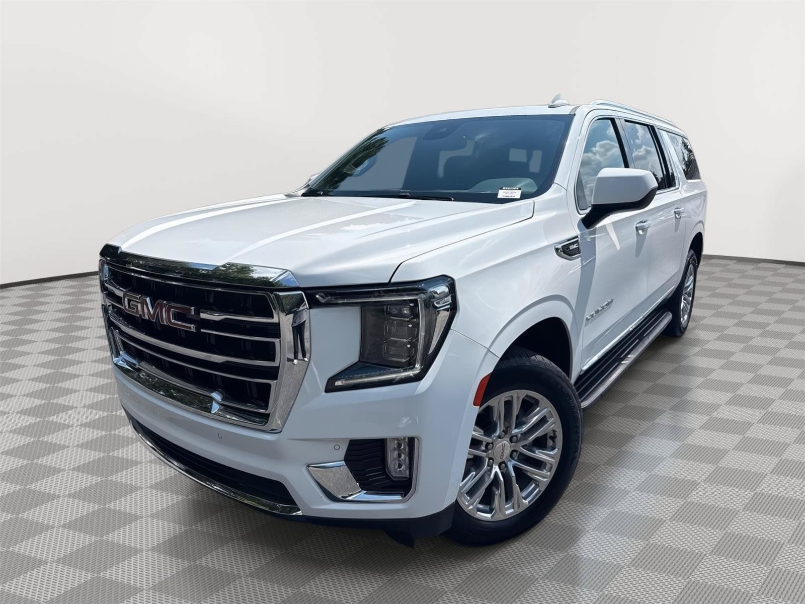 Used 2023 GMC Yukon XL SLT AWD/4WD image 2