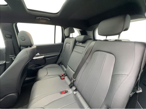 Used 2025 Mercedes-Benz GLB 250 4MATIC image 21