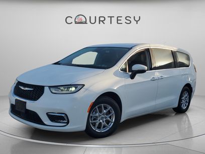 Used 2023 Chrysler Pacifica Touring-L