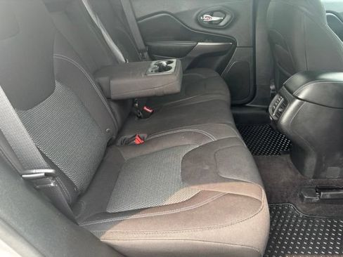 Used 2019 Jeep Cherokee Latitude w/ Popular Appearance Group AWD/4WD image 18