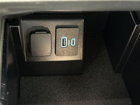 Used 2021 Ford Explorer XLT image 23