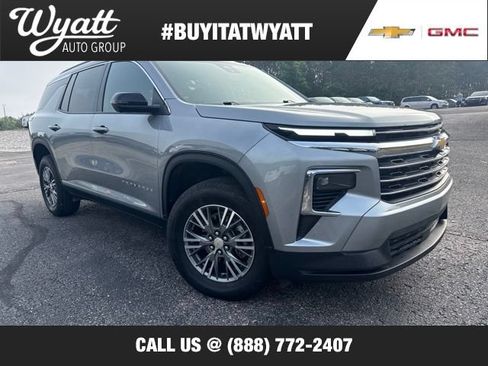 Used 2024 Chevrolet Traverse LT w/ LPO, Floor Liner Package FWD image 1