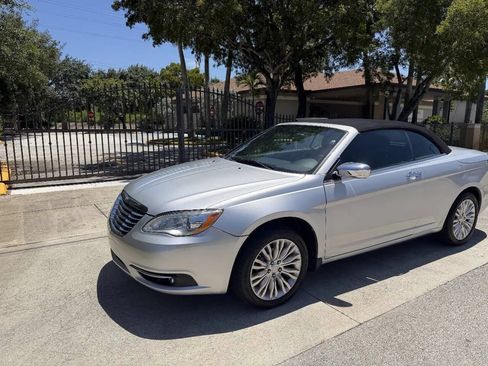 Used 2011 Chrysler 200 Limited FWD image 3
