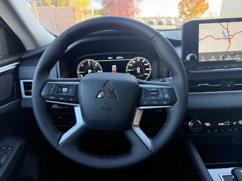 New 2025 Mitsubishi Outlander SE image 8