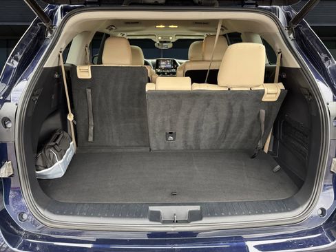 Used 2022 Toyota Highlander XLE image 12