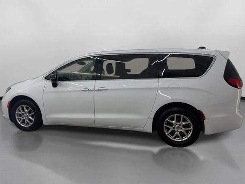 Used 2024 Chrysler Pacifica Touring-L FWD image 5