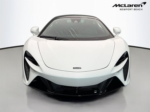 Used 2025 McLaren Artura RWD image 2