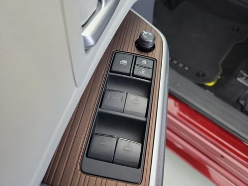 Used 2024 Toyota Sienna XLE FWD image 21
