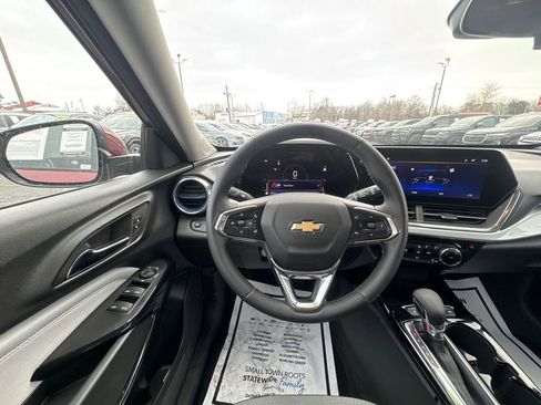 Used 2025 Chevrolet Trax LT w/ LT Convenience Package FWD image 14