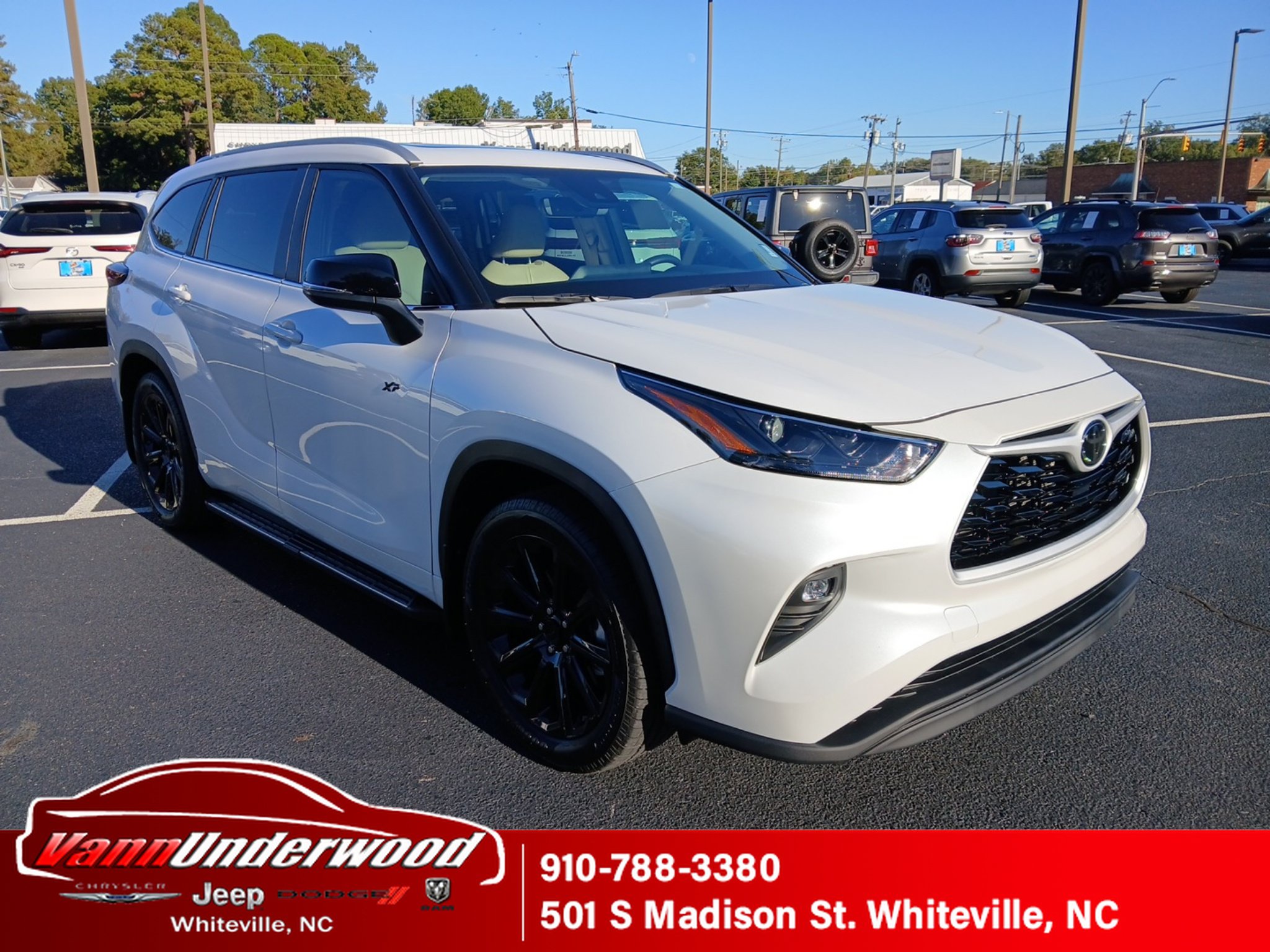 Used 2025 Toyota Highlander XLE FWD image 1