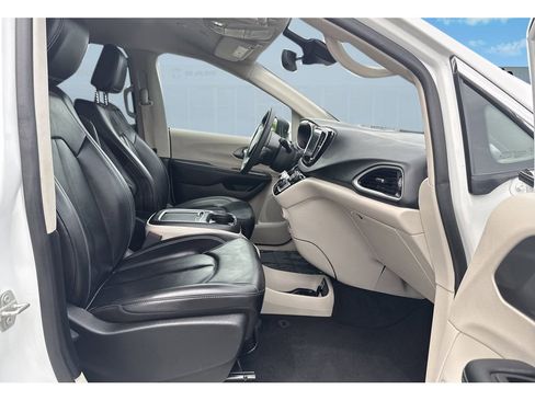 Used 2023 Chrysler Pacifica Touring-L FWD image 21