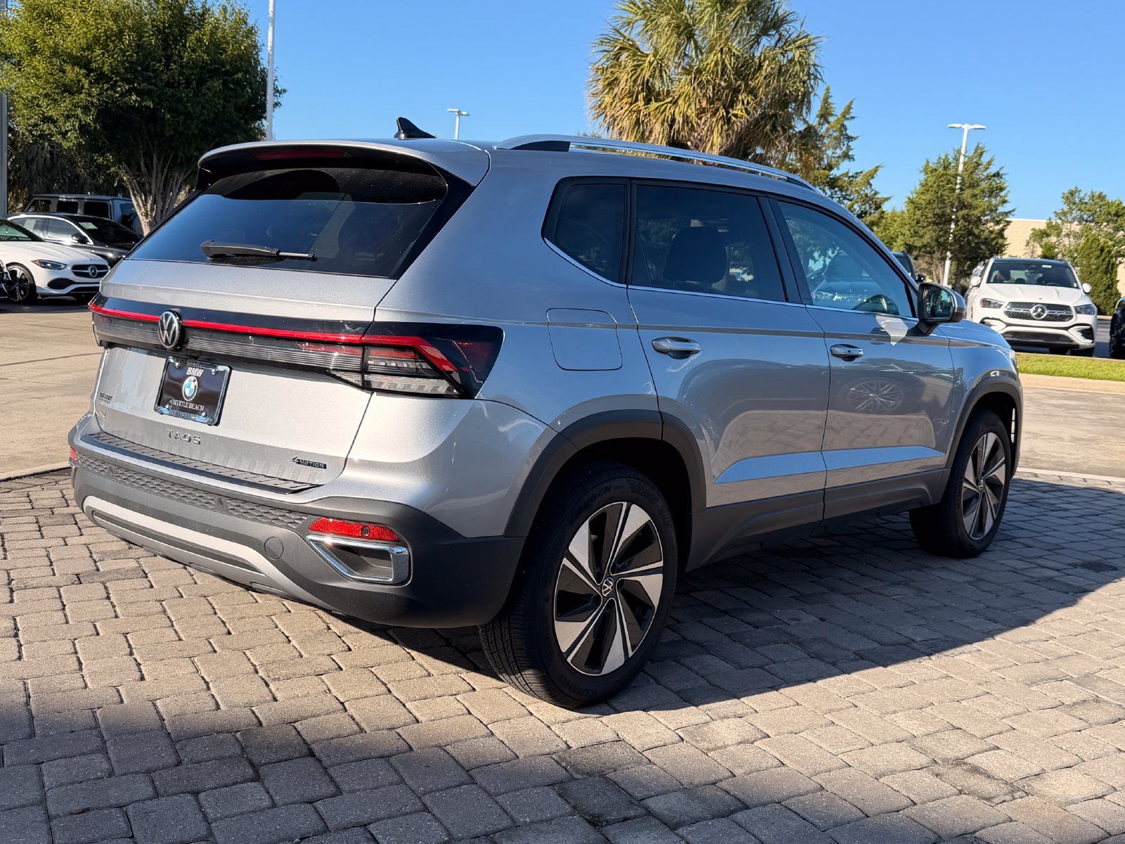 Used 2025 Volkswagen Taos SE AWD/4WD image 8
