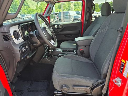Used 2025 Jeep Wrangler Unlimited Sahara w/ Safety Group AWD/4WD image 4