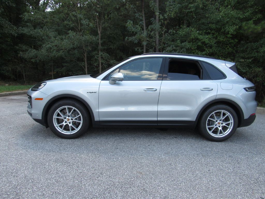 Certified 2025 Porsche Cayenne E-Hybrid AWD/4WD image 2