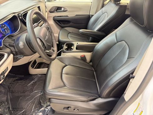 Used 2024 Chrysler Pacifica Touring-L FWD image 5