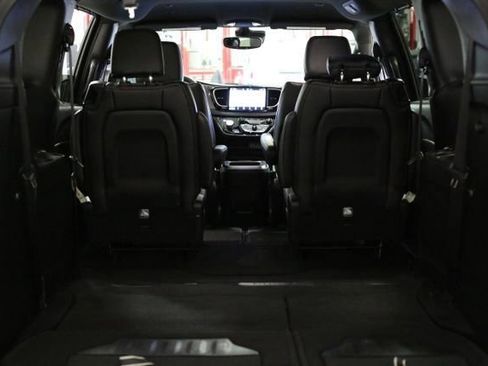 Used 2025 Chrysler Pacifica Select image 25