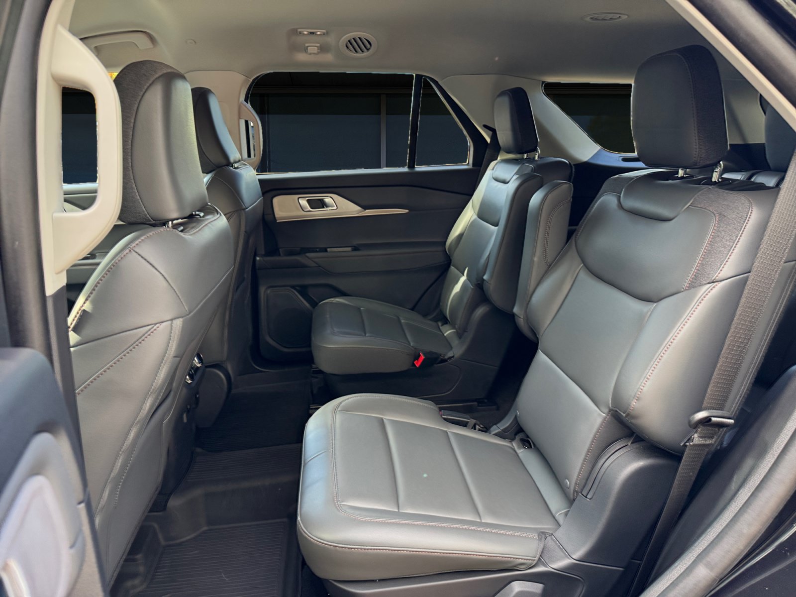 Used 2025 Ford Explorer Active w/ Active Comfort Package AWD/4WD image 15