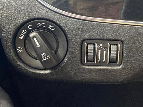 Used 2015 Chrysler Town & Country S image 21