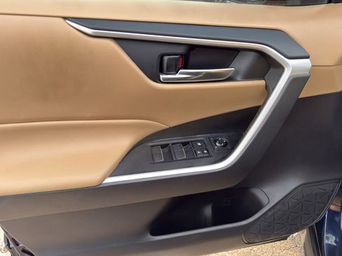 Used 2021 Toyota RAV4 XLE Premium image 13