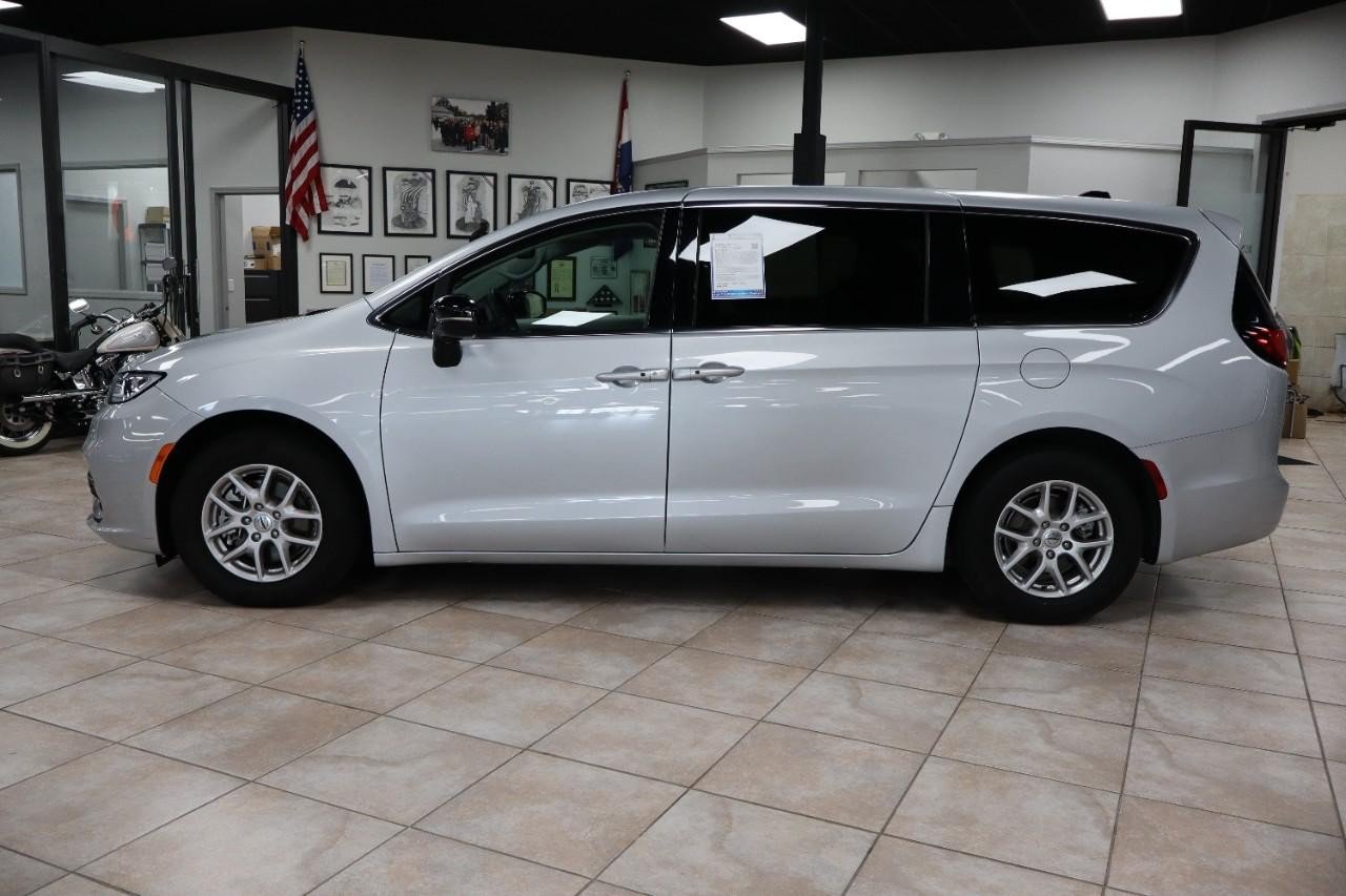 Used 2024 Chrysler Pacifica Touring-L FWD image 2