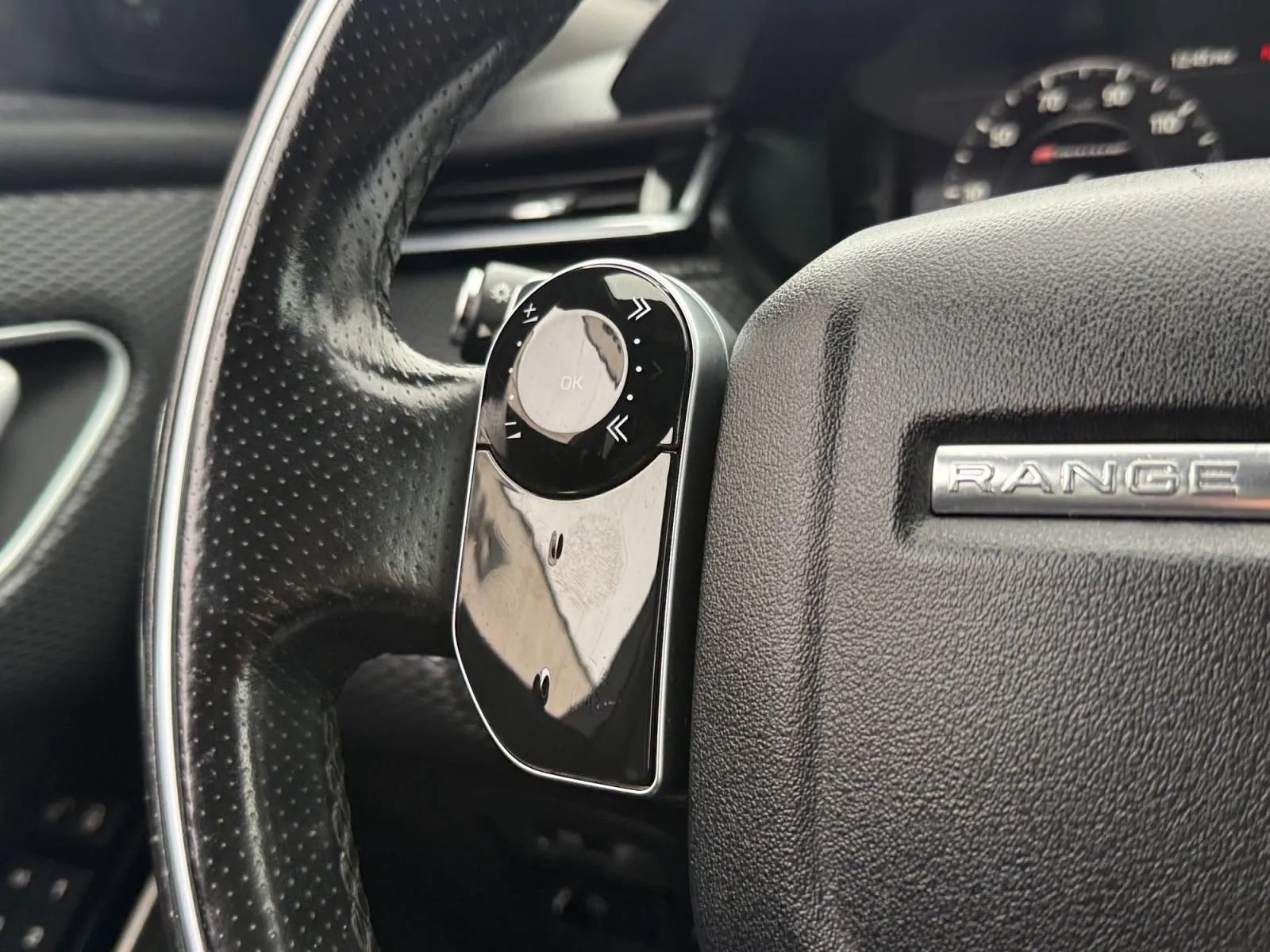 Used 2018 Land Rover Range Rover Velar R-Dynamic SE AWD/4WD image 28