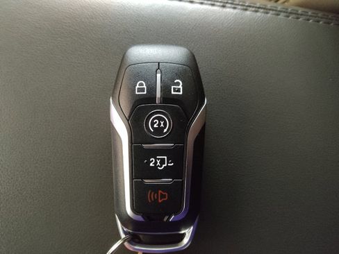 Used 2017 Lincoln MKX Reserve w/ Driver Assistance Package FWD image 32