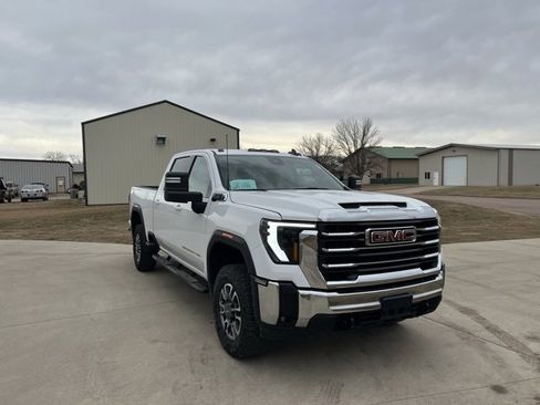 Used 2024 GMC Sierra 2500 SLE image 3