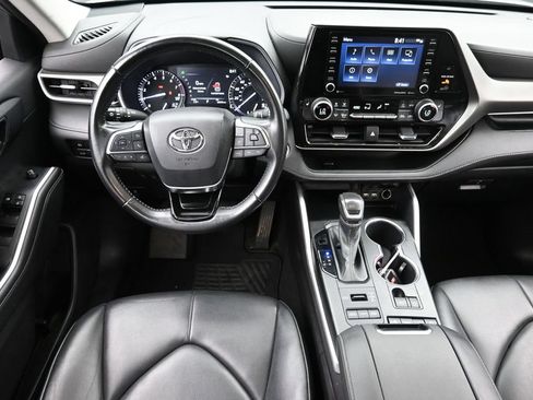 Used 2021 Toyota Highlander XLE AWD/4WD image 17
