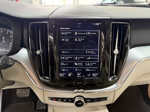 Used 2018 Volvo XC60 T6 Momentum w/ Advanced Package image 28