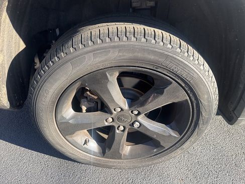 Used 2022 Jeep Grand Cherokee L Limited w/ Black Appearance Package image 21