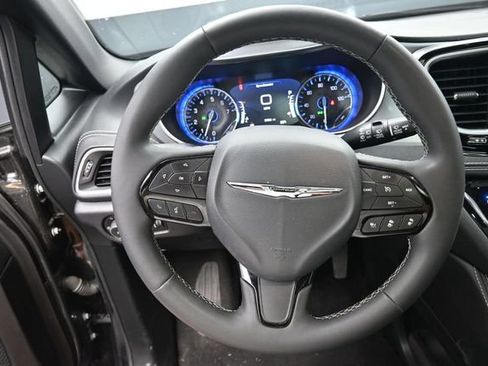 Used 2025 Chrysler Pacifica Limited FWD image 23