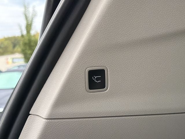 Used 2023 Chrysler Pacifica Touring-L FWD image 15