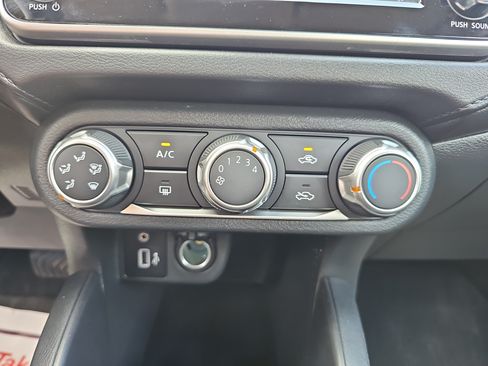 Used 2025 Nissan Versa S FWD image 27