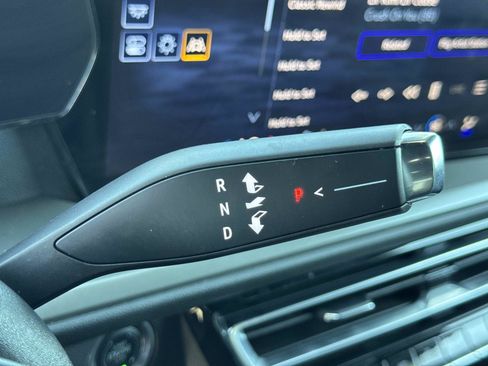 Used 2025 Chevrolet Traverse LT FWD image 18