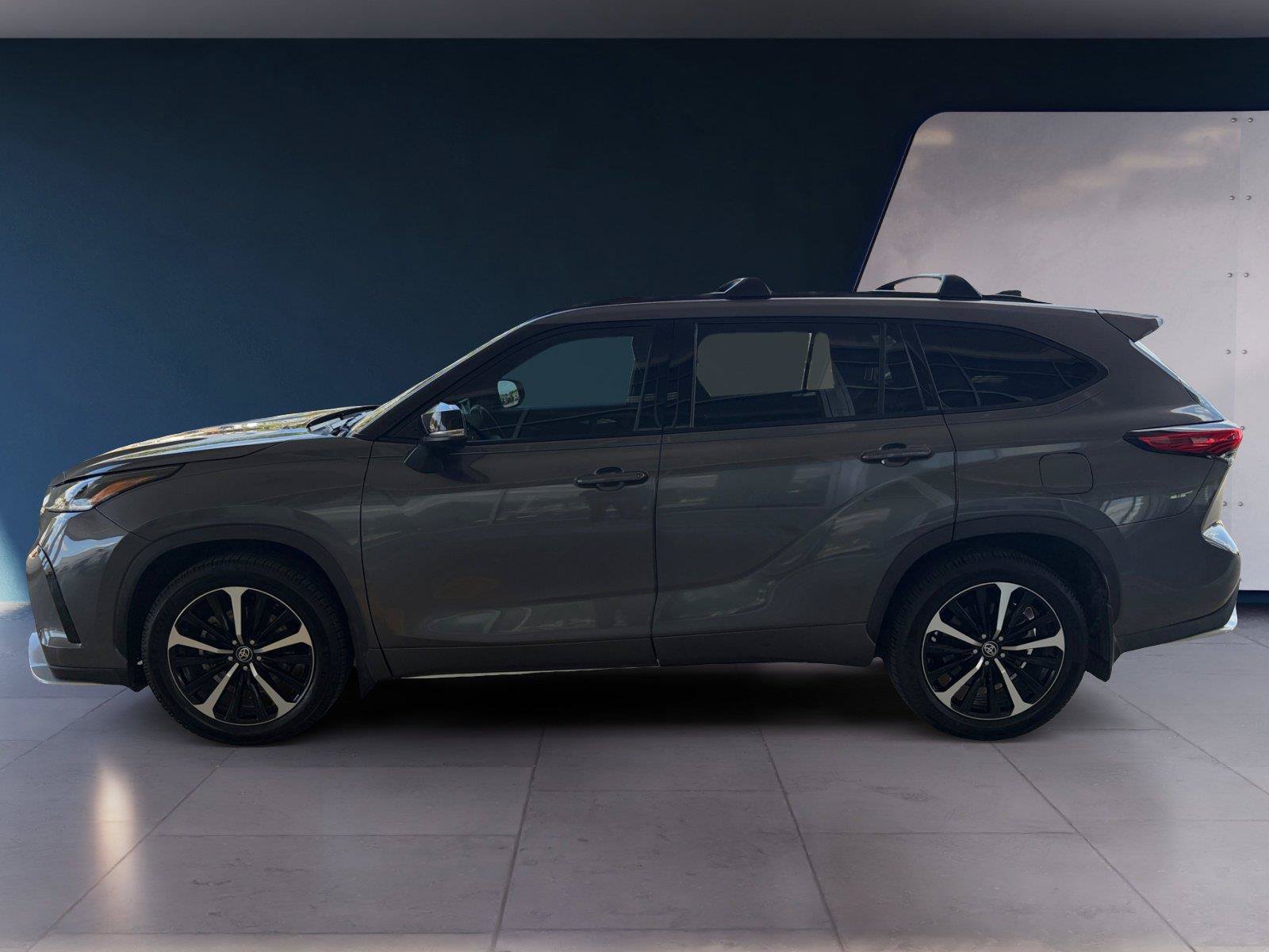Used 2021 Toyota Highlander XSE FWD image 2