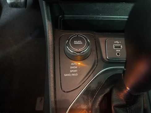 Used 2019 Jeep Cherokee Latitude Plus AWD/4WD image 32