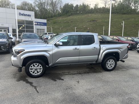 Used 2025 Toyota Tacoma SR5 AWD/4WD image 26