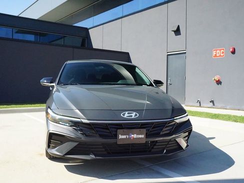 New 2025 Hyundai Elantra SEL image 2