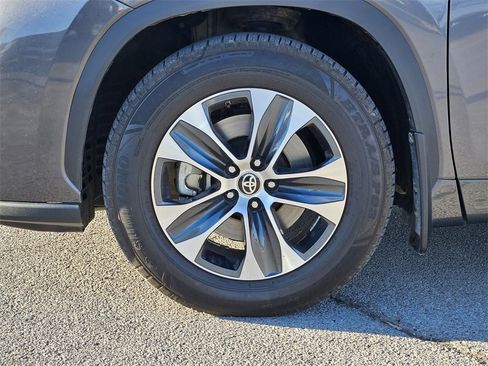 Used 2024 Toyota Highlander XLE image 11