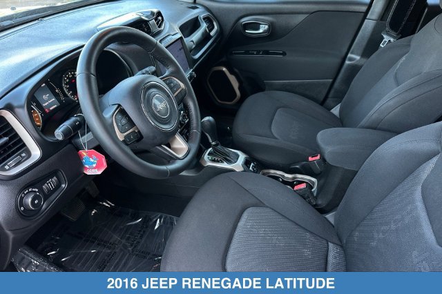 Used 2016 Jeep Renegade Latitude FWD image 11