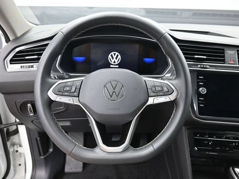 Used 2023 Volkswagen Tiguan SE w/ Panoramic Sunroof Package FWD image 16