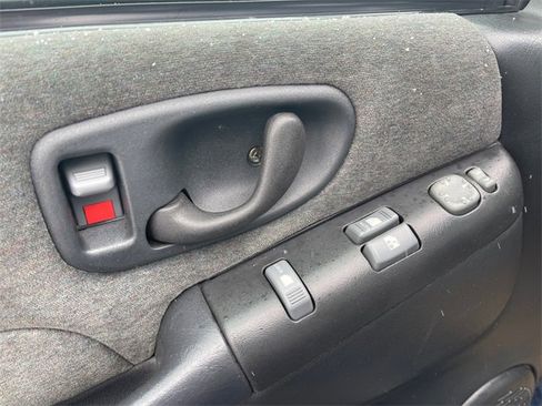 Used 2002 Chevrolet Blazer LS w/ Preferred Equipment Group image 16