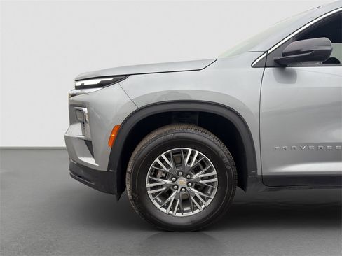 Used 2025 Chevrolet Traverse LT image 22