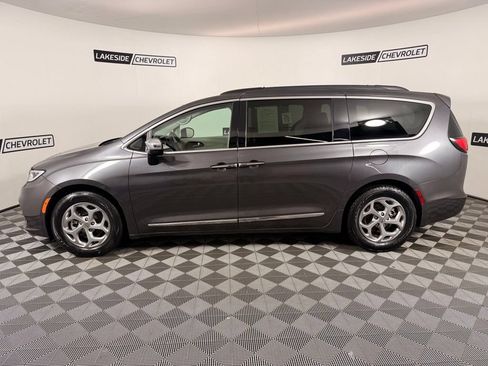 Used 2023 Chrysler Pacifica Limited FWD image 3