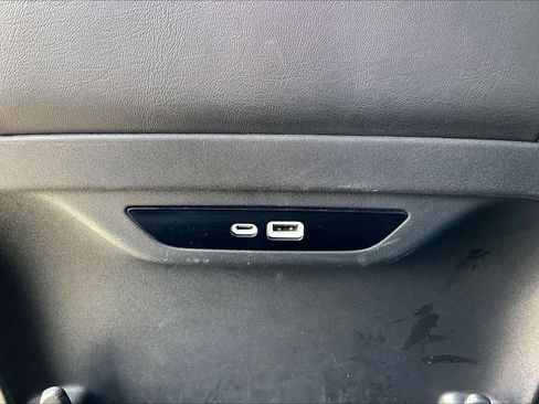 Used 2025 Chrysler Pacifica Select image 34